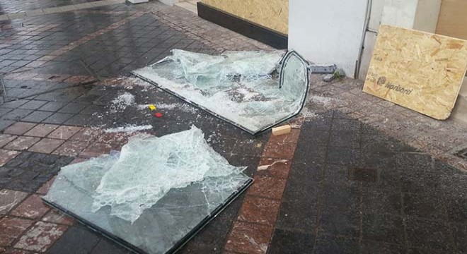Protestolarda yağmalanan mağazalar yaralarını sarıyor