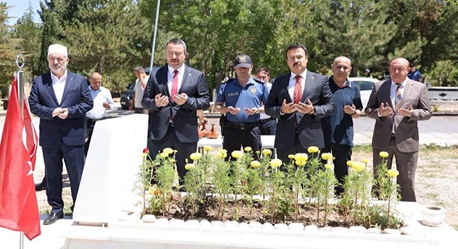 Protokolden şehitlik ziyareti