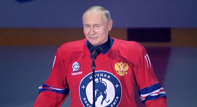 Putin, buz hokeyi maçında hünerini konuşturdu