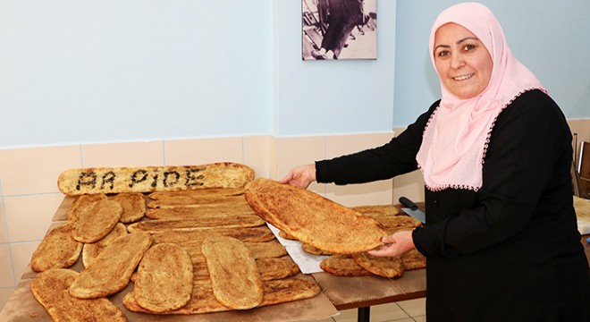Ramazanın vazgeçilmezi haşhaşlı tahinli pideyi ailecek üretiyorlar