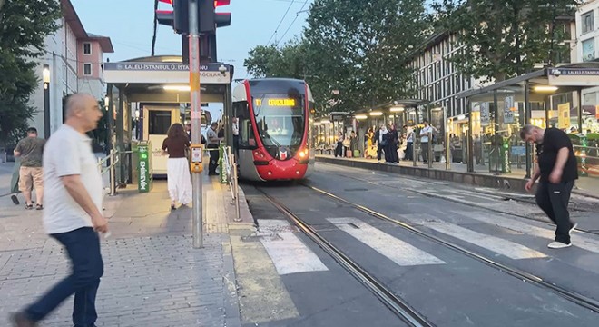 Raylara düşüp tramvayın altında kalan çocuk öldü