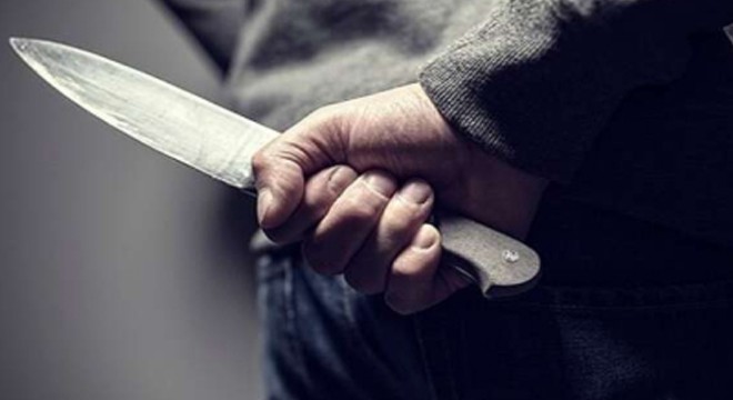 Refakat ettiği hastayı bıçakla boynundan yaraladı
