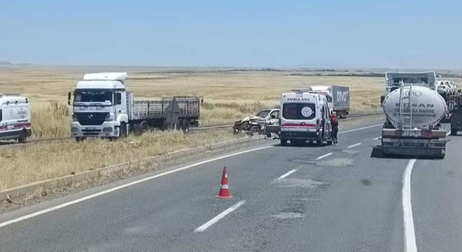 Refüje çarpan cipteki 3 kişi yaralandı
