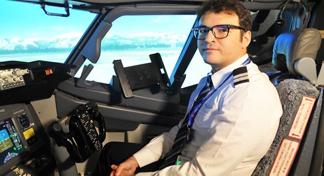 Reklam yüzü olduğu havayoluna pilot oluyor