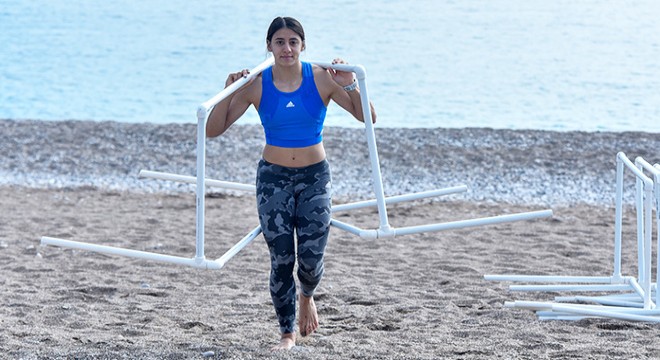 Rekortmen atlet, sahilde koşarak olimpiyata hazırlanıyor