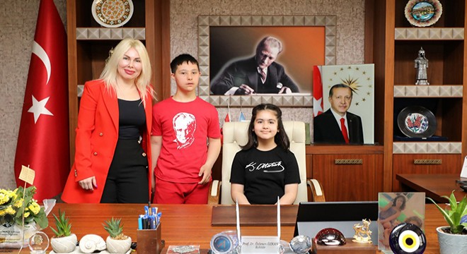 Rektör koltuğuna oturan çocuklar fidan dikilmesini istedi
