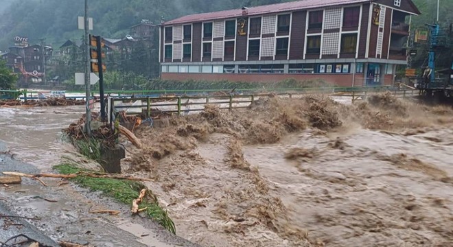 Rize'de sel: Yollar kapandı, yurttaşlar mahsur kaldı