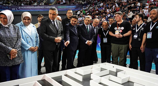 Robotlar, Antalya'da yarışıyor; 3 bin 600 robot sahnede