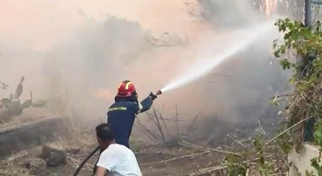 Rodos'ta orman yangınlarıyla mücadele kamerada