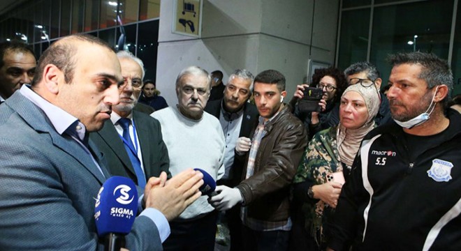 Rum yönetiminin uçakla gelen öğrencileri almamasına tepki