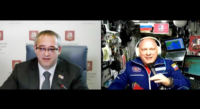 Rus kozmonot uzay istasyonunda sarı renkli kıyafeti değiştirdi