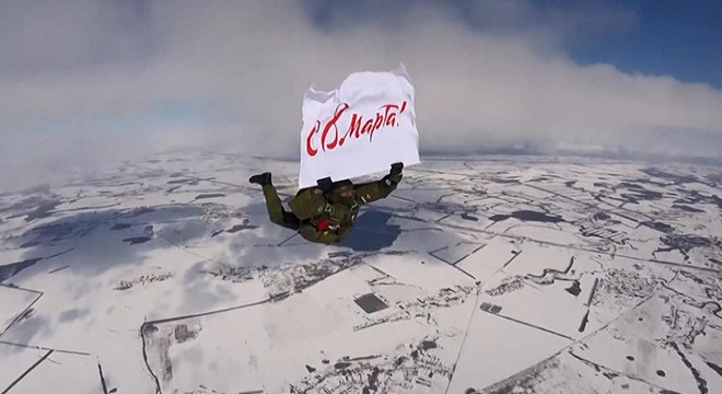 Rus paraşütçülerden sıra dışı 8 Mart kutlaması