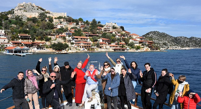 Rus turistlerin kış ortasında Kekova'da deniz keyfi