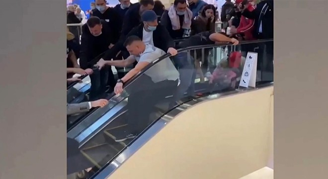 Rusya’da eli merdivenlere sıkışan çocuk için seferberlik