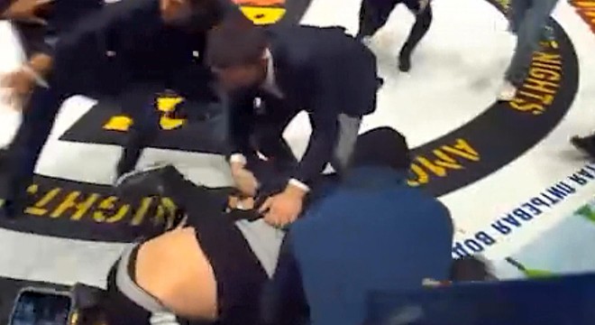 Rusya’da ringe giren dövüşçüleri güvenlik durdurdu