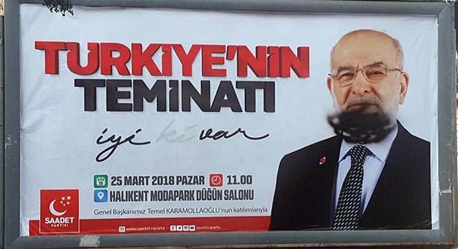 Saadet Partisi'nin afişlerine boyalı saldırı