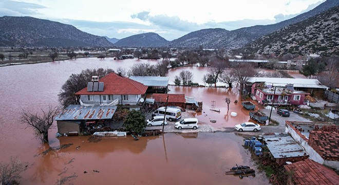 Sağanağın vurduğu Bucak'ta hasar tespit çalışması