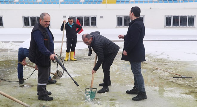 Saha temizlenemedi, maç bir saat geç başladı