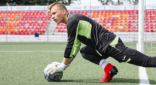 Sahaya düşen yıldırım futbolcuya çarptığı anlar kamerada