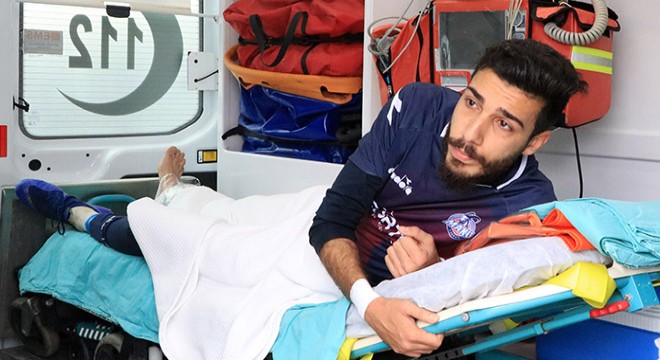 Sakatlanan futbolcu maçı ambulansta izledi