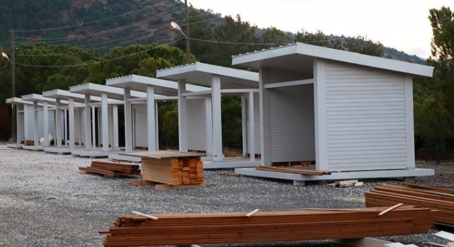 Salda Gölü kıyısına ahşap üniteler yerleştirilmeye başlandı