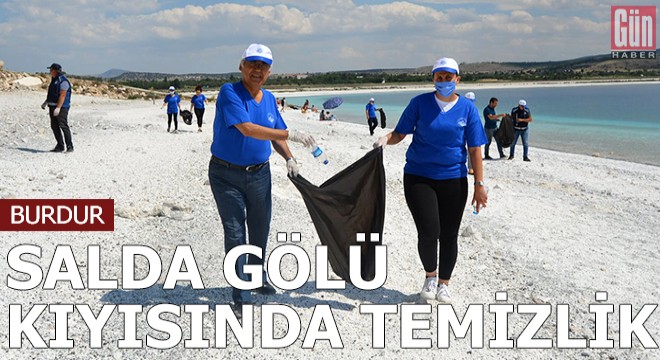 Salda Gölü kıyısında temizlik