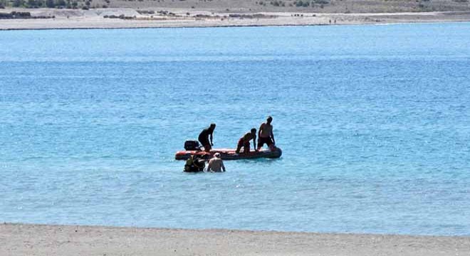 Salda Gölü'nde boğulma tehlikesi geçirdi