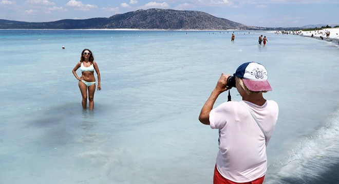 Salda Gölü'nde ziyaretçi yoğunluğu