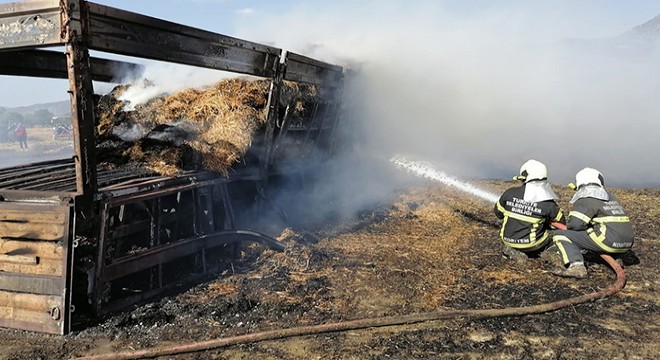 Saman balyası yüklü kamyon yandı
