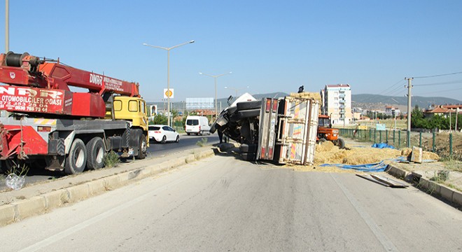 Saman yüklü kamyon devrildi