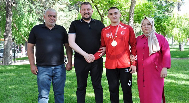 Şampiyon Emirhan Yüksel, gururlandırdı