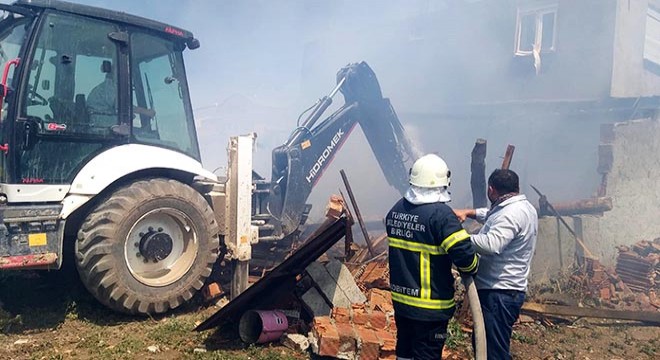 Sandıklı'da besihane yangını korkuttu