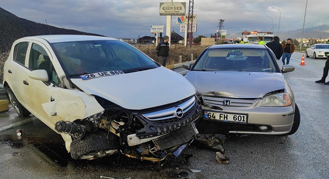 Sandıklı'da iki otomobil çarpıştı: 2 yaralı