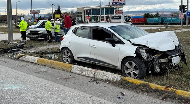 Sandıklı'da kaza: 3 yaralı