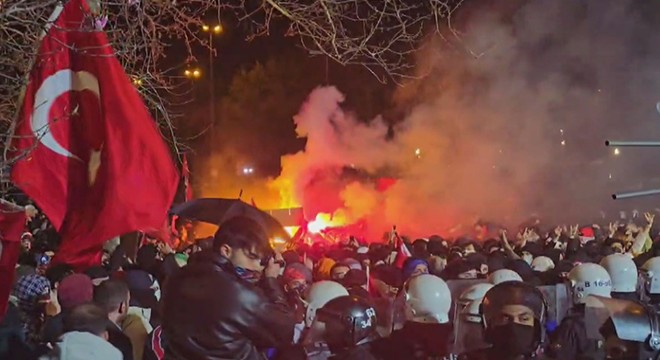 Saraçhane'de izinsiz gösteriye polis müdahalesi