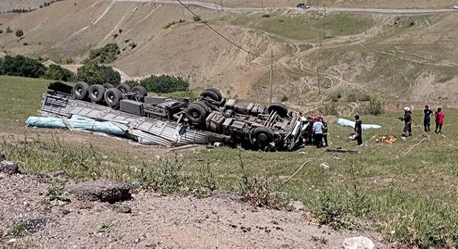 Şarampole devrilen TIR'ın sürücüsü öldü