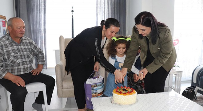 Şehidin kızına sürpriz doğum günü