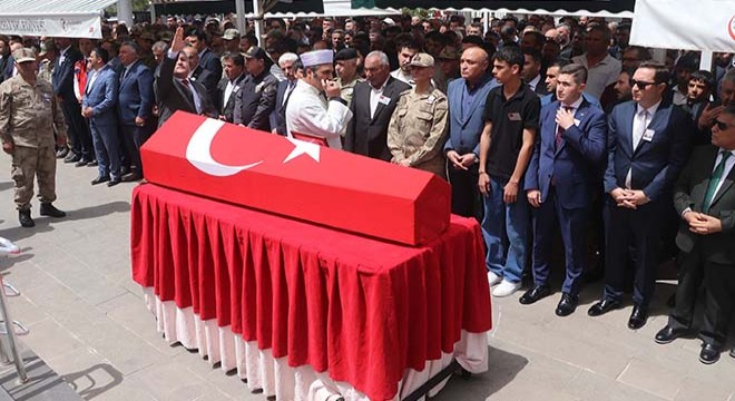 Şehit astsubay son yolculuğa uğurlandı