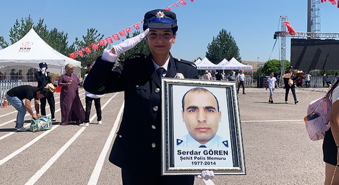 Şehit babasının izinden giderek polis oldu