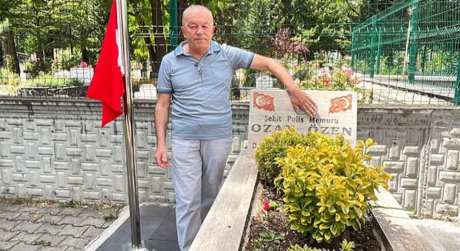 Şehit polis memuru oğlunun mezar taşını öpüp, dua etti