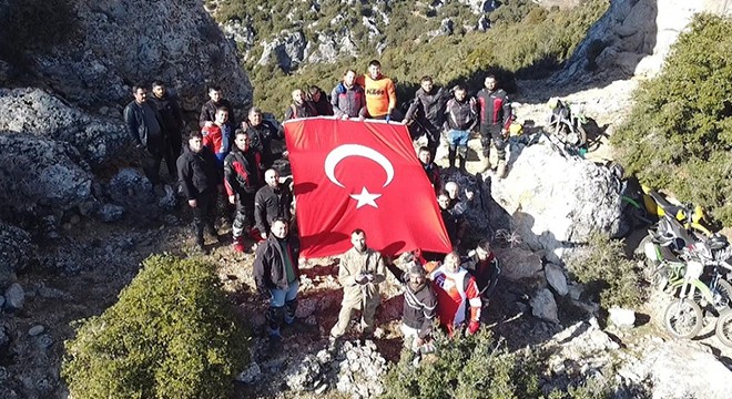 Şehitler için zirvede bayrak açtılar