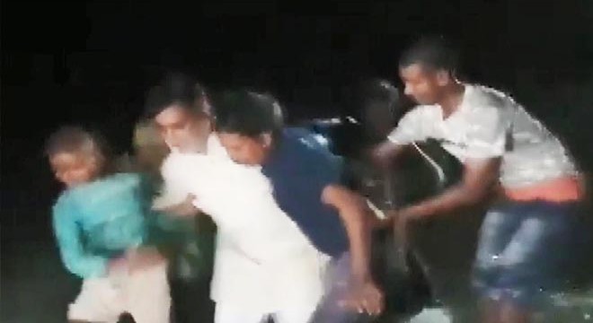 Sel bölgesini gezen Hintli milletvekili suya düştü