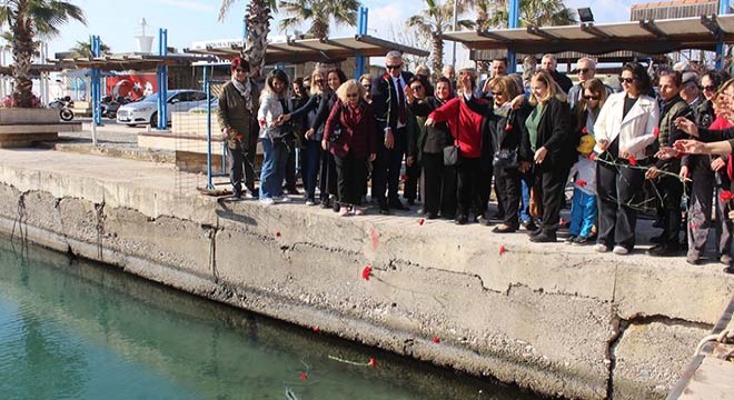 Selanik'ten gelen mübadiller için denize karanfil bırakıldı