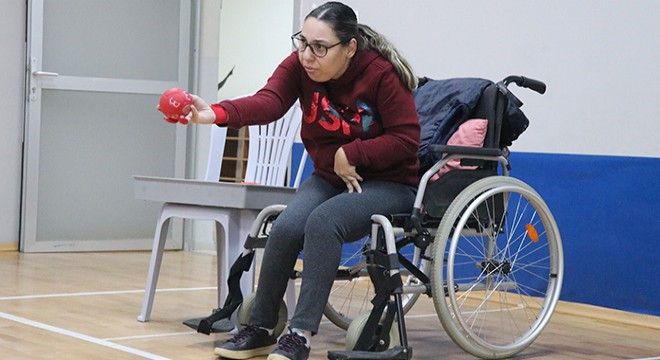 Serebral palsili Derya, boccia sporunda milli takımı hedefliyor