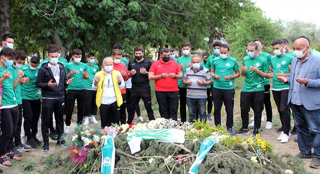 Serik Belediyespor heyetinden başkanın kabrine ziyaret