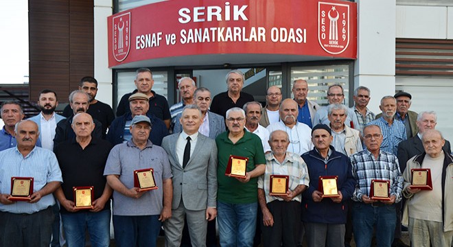 Serik'te 40 yılını dolduran esnafa plaket