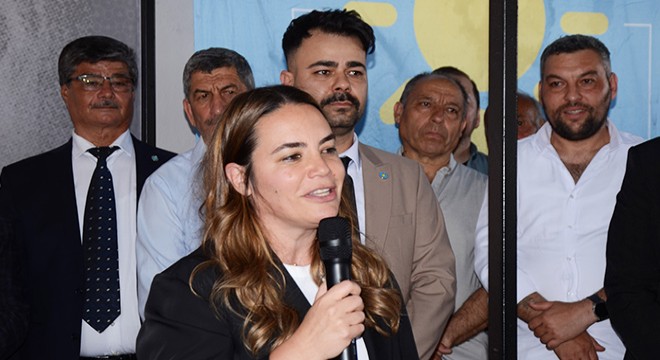 Serik'te İYİ Parti'ye katılanlara rozet