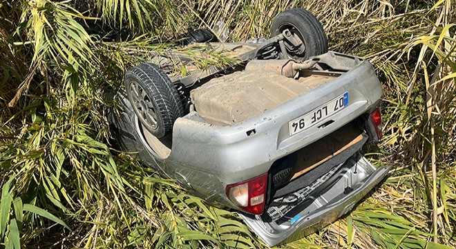 Serik'te otomobil takla attı