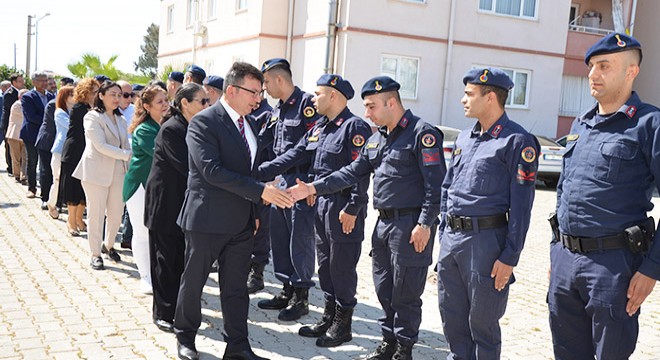 Serik'te protokol vatandaşla bayramlaştı