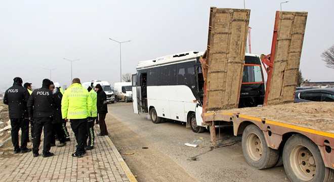 Servis aracı TIR'la çarpıştı, 7 öğrenci yaralandı